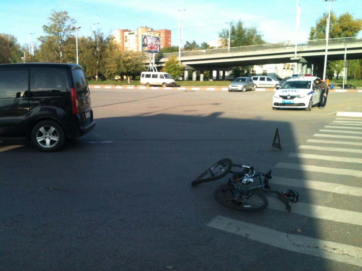 Сбил велосипедиста на пешеходном переходе. Авария в Новотроицке сегодня утром Пежо и велосипед.