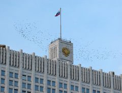 Флаг над белым домом в москве. Флаг России 1991 белый дом. Флаг белый дом Триколор 1991. Дом правительства РФ флаг. Флаг России над белым домом 1991.