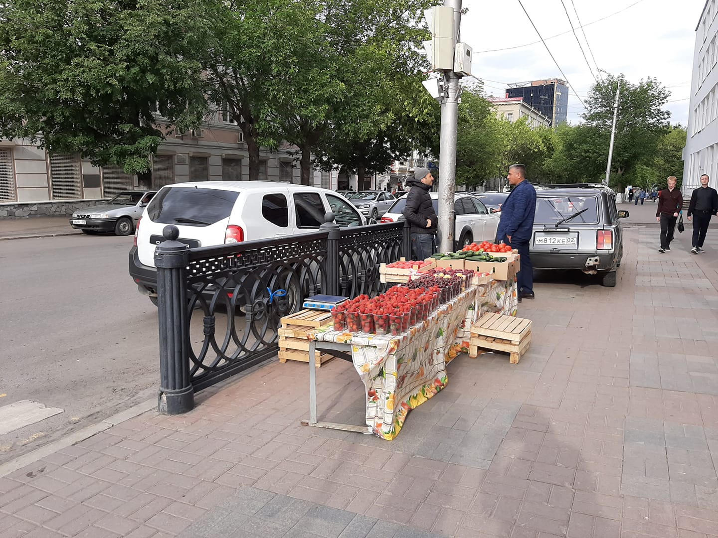 Возле рынка. Уличная торговля. Уличная торговля в Приморском Городке.